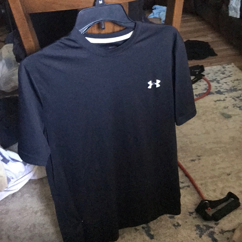 Under armour shirt size medium